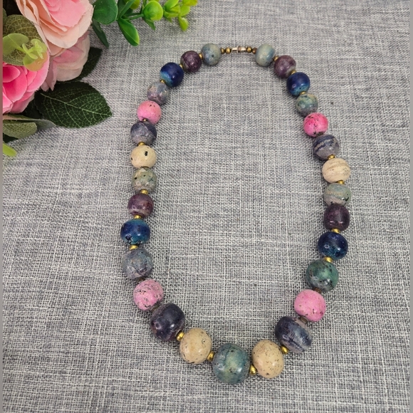 unbranded Jewelry - Vintage Colored Stone Beaded Necklace With Barrel Clasp 20”